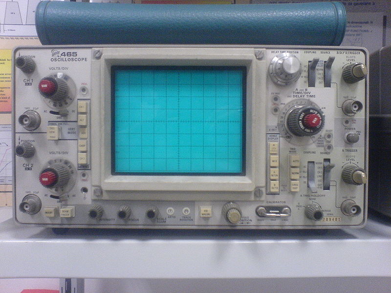 „Tektronix 465 Oscilloscope“ von Elborgo - Eigenes Werk. Lizenziert unter CC BY 3.0 über Wikimedia Commons